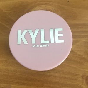 Kylie setting powder🌸
